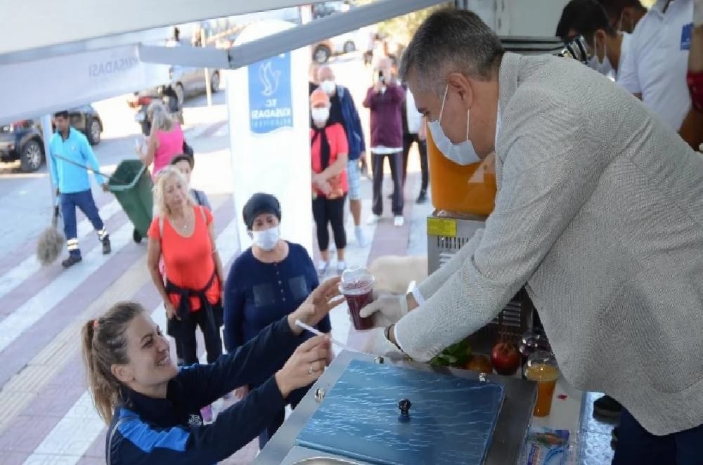 Kuşadası Belediyesi’nden “mobil ikram” hizmeti