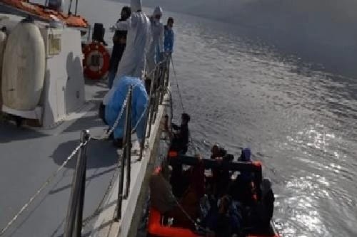 Kuşadası’nda 13 düzensiz göçmen kurtarıldı