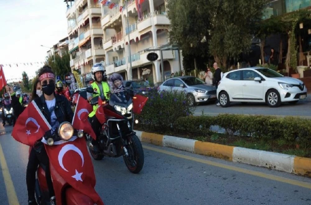 Kuşadası’nda konvoylu kutlama