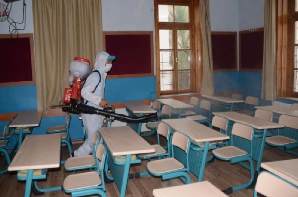 Kuşadası’nda okullar ilk ders zili öncesi dezenfekte edildi