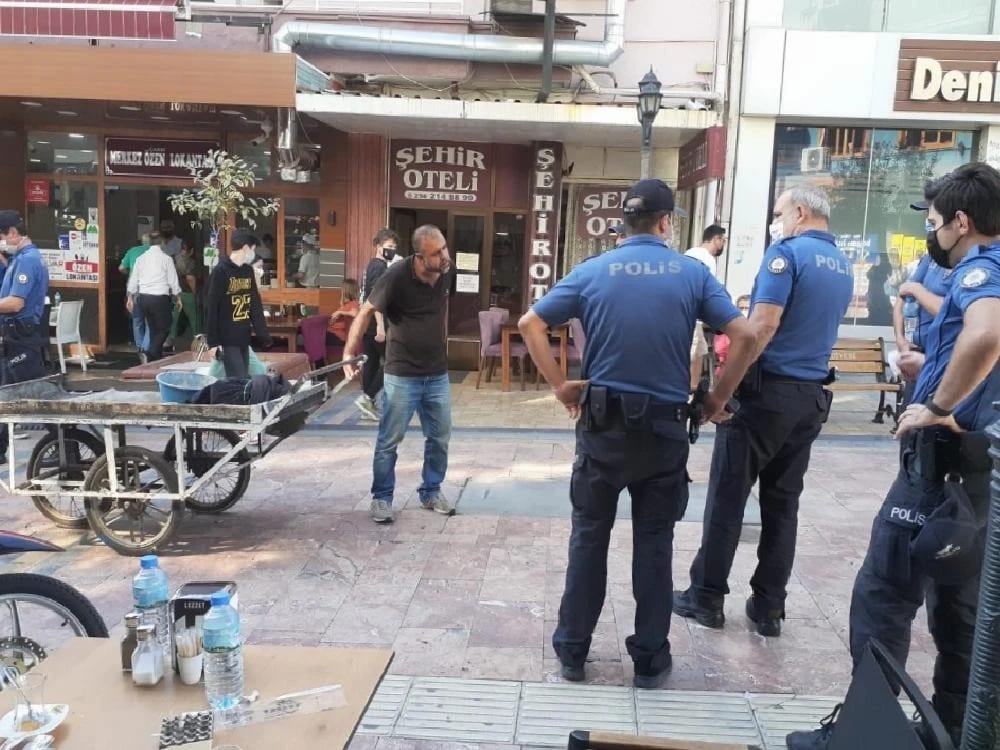 Önce kolunu kesti, sonra jileti boğazına dayadı