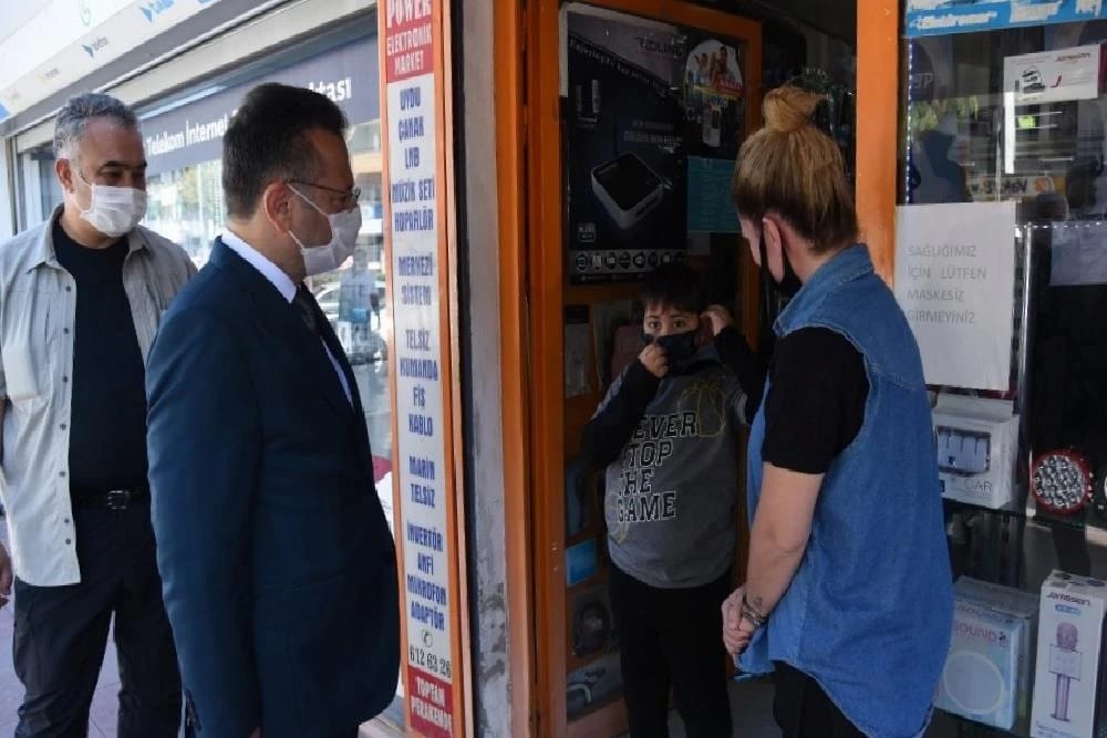 Vali Aksoy, Kuşadası çarşılarını gezdi