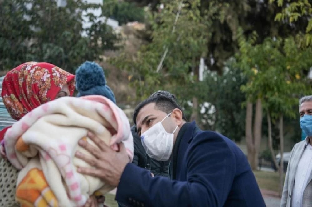 Başkan Günel depremzedeleri yalnız bırakmıyor