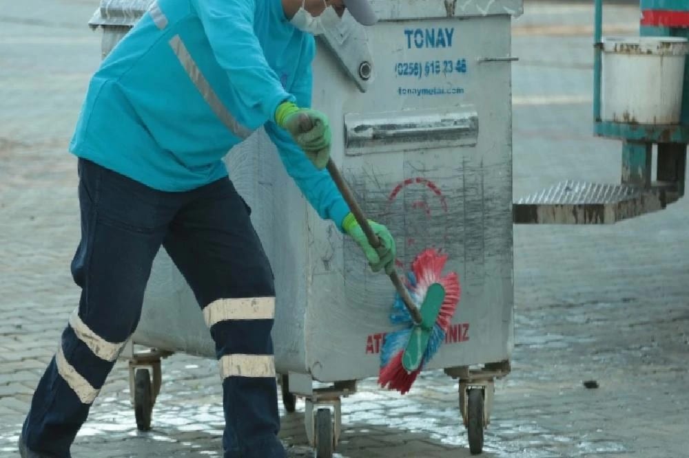 Çöp konteynerleri köpüklü suyla yıkanıyor