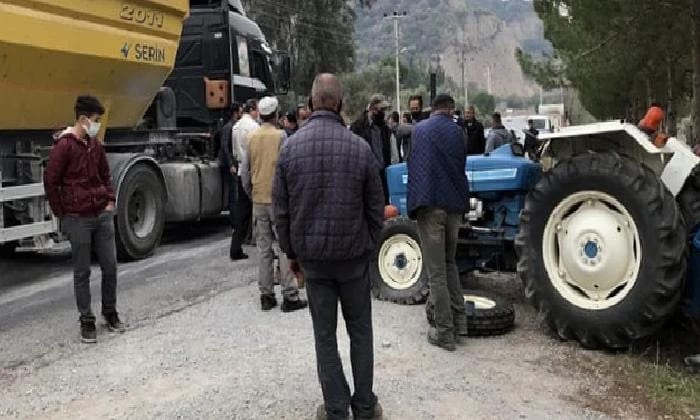 Hafriyat kamyonu traktörü metrelerce sürükledi: 1 ölü