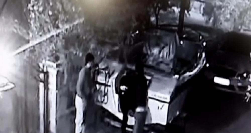 Koskoca motoru böyle omuzlayıp götürdü