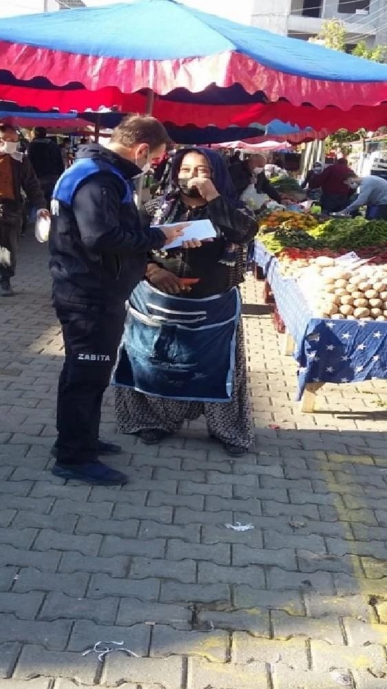 Kuşadası zabıtası’ndan maske ve sigara denetimi