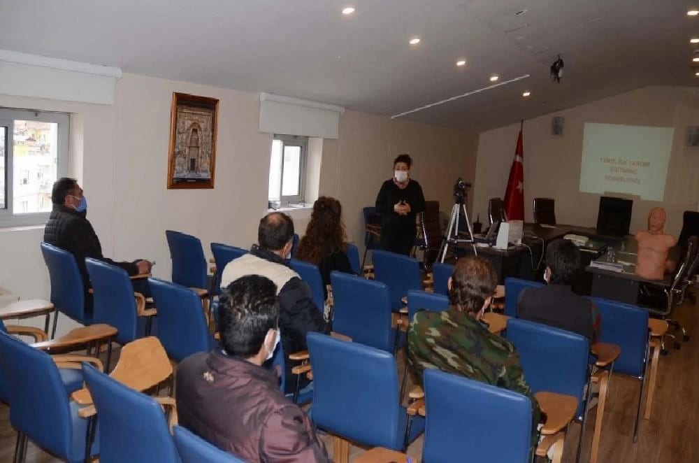 Kuşadası’nda belediye personeline ilk yardım eğitimi verildi