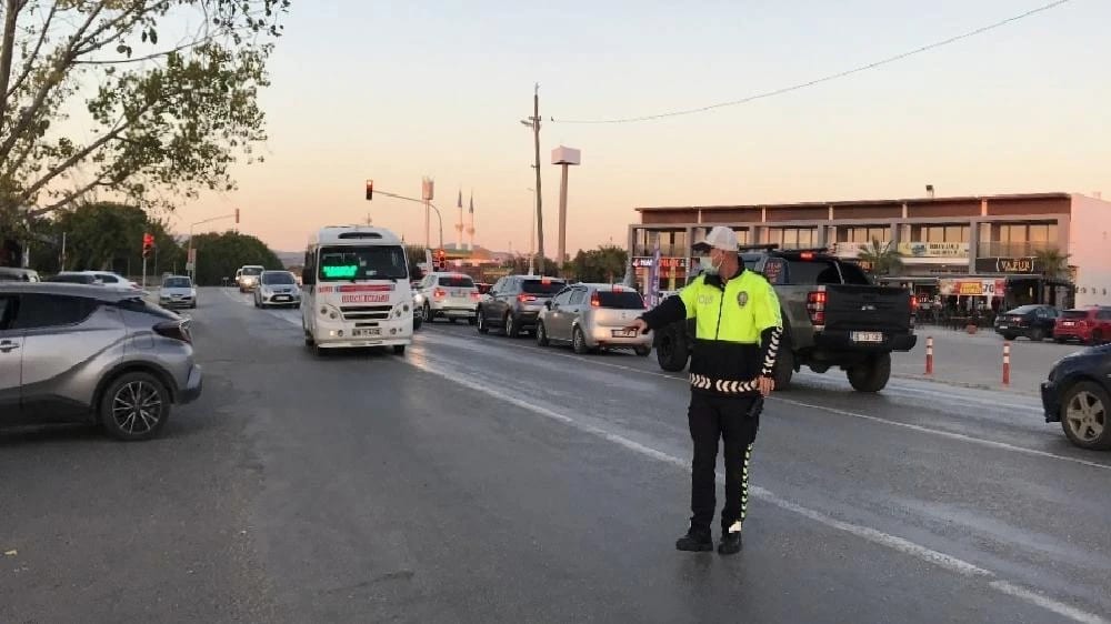 Kuşadası’nda minibüslerde maske denetlemesi yapıldı