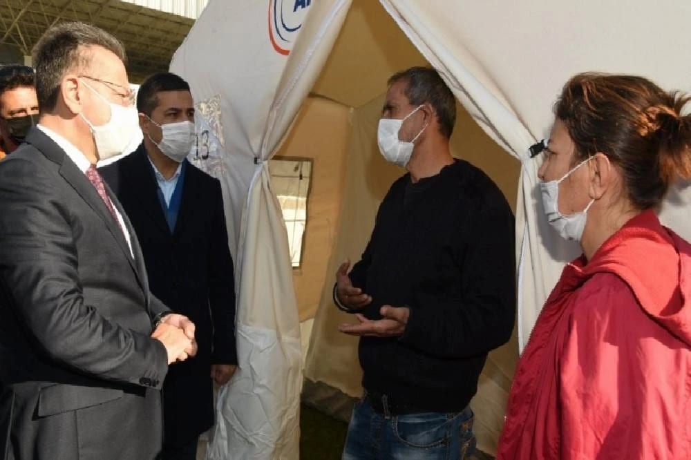 Vali Aksoy, Kuşadası’ndaki çadırkentte incelemede bulundu