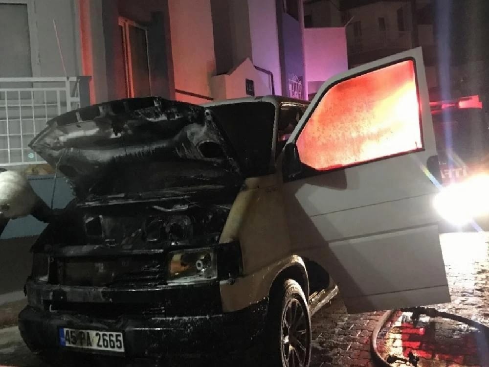 Bir gün önce tamir ettirdiği kamyoneti yandı