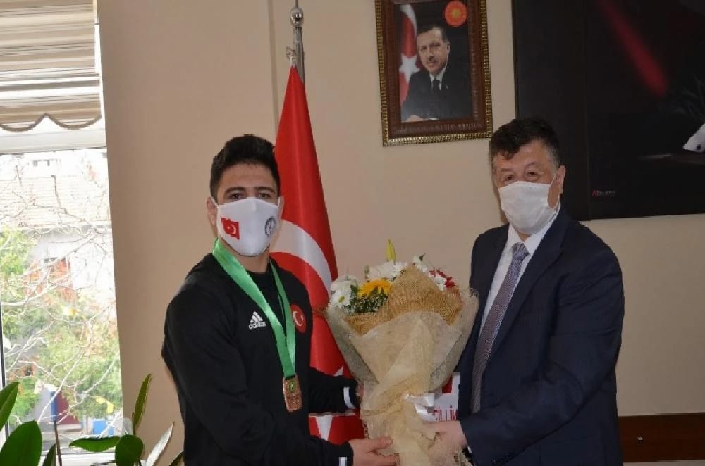 İl Müdürü Fillikçioğlu, milli güreşçi Cengiz’i ödüllendirdi