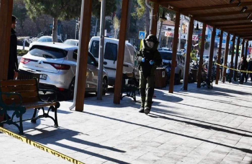 Kaymakamlık karşısındaki şüpheli çantadan kıyafet çıktı