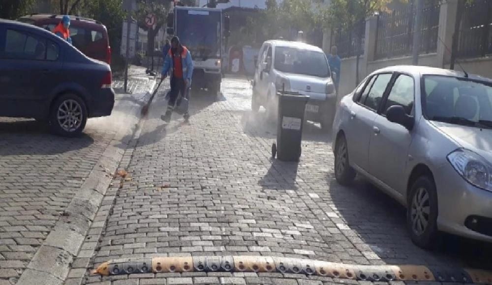 Kuşadası Belediyesi’nden Davutlar’da temizlik seferberliği