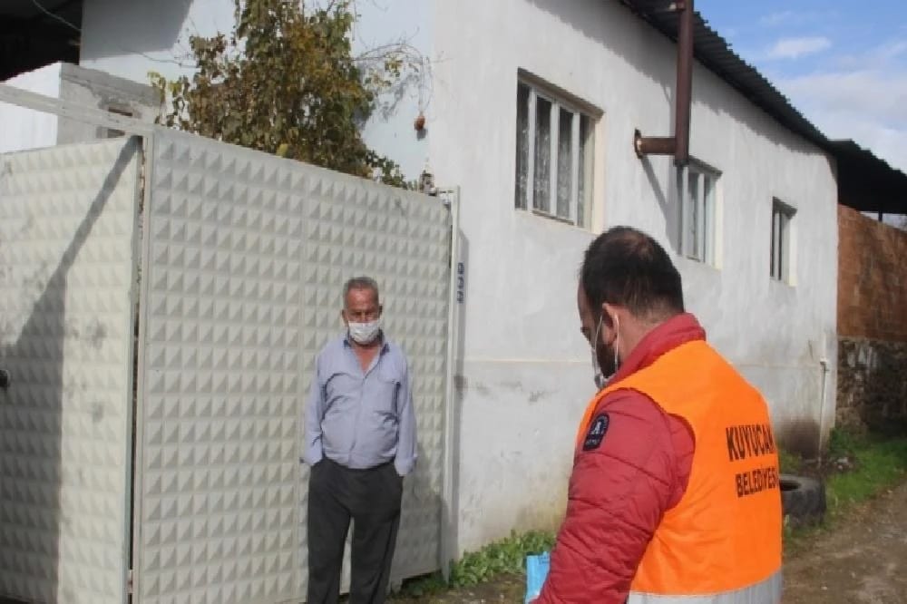 Kuyucak Belediyesi Korona virüs hastalarını yalnız bırakmıyor