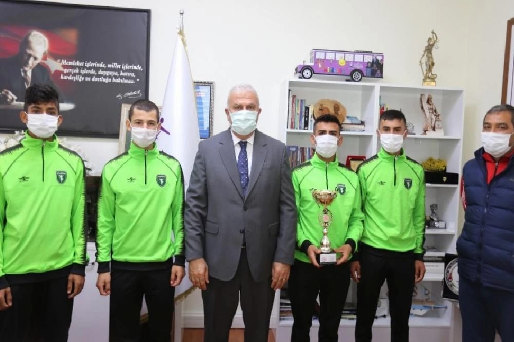 Şampiyon atletler, Başkan Atay’ı ziyaret etti