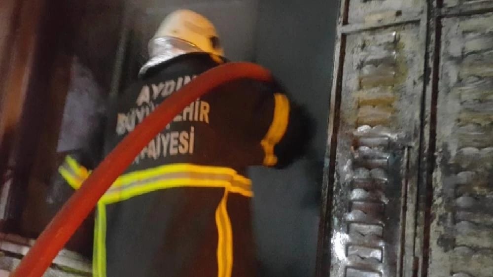 Söke’de metruk evde yangın çıktı