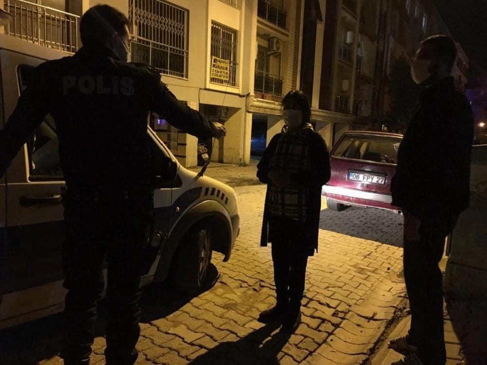 Alışveriş poşetlerini taşırken çantasını çaldırdı