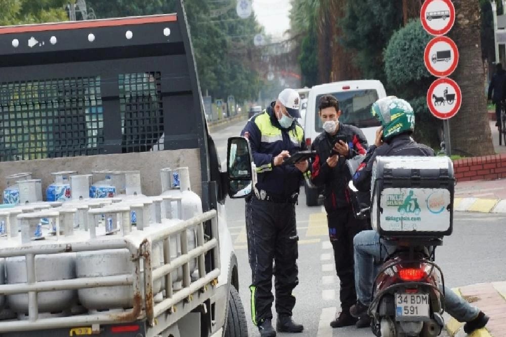 Efeler’de polis ekipleri denetimlerine devam ediyor