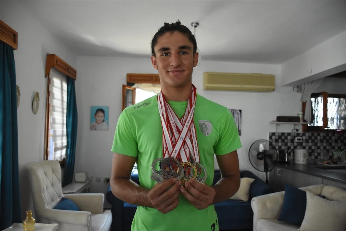 Atletizm ve futbol tutkunu Mert’e babası antrenör, terasları antrenman sahası oldu