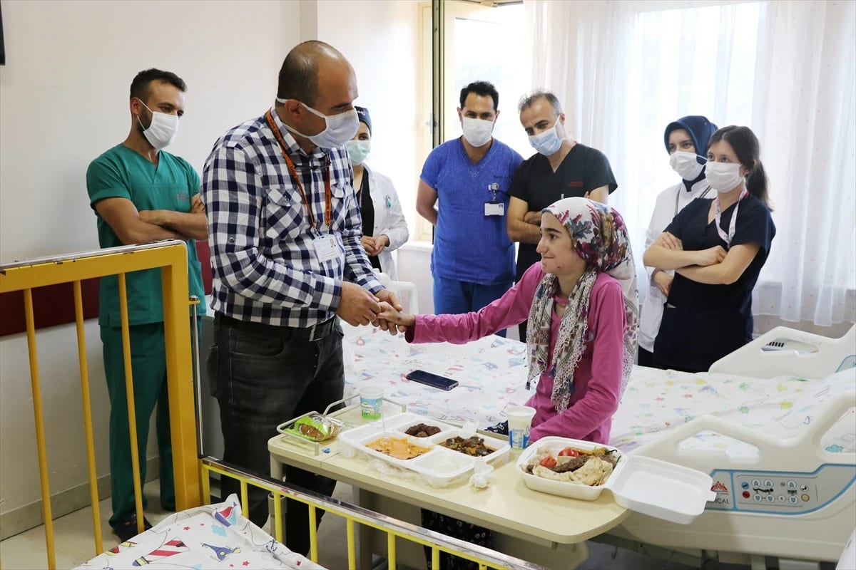 Mardinli 16 yaşındaki “kelebek hastası” ilk kez katı gıdayla beslendi
