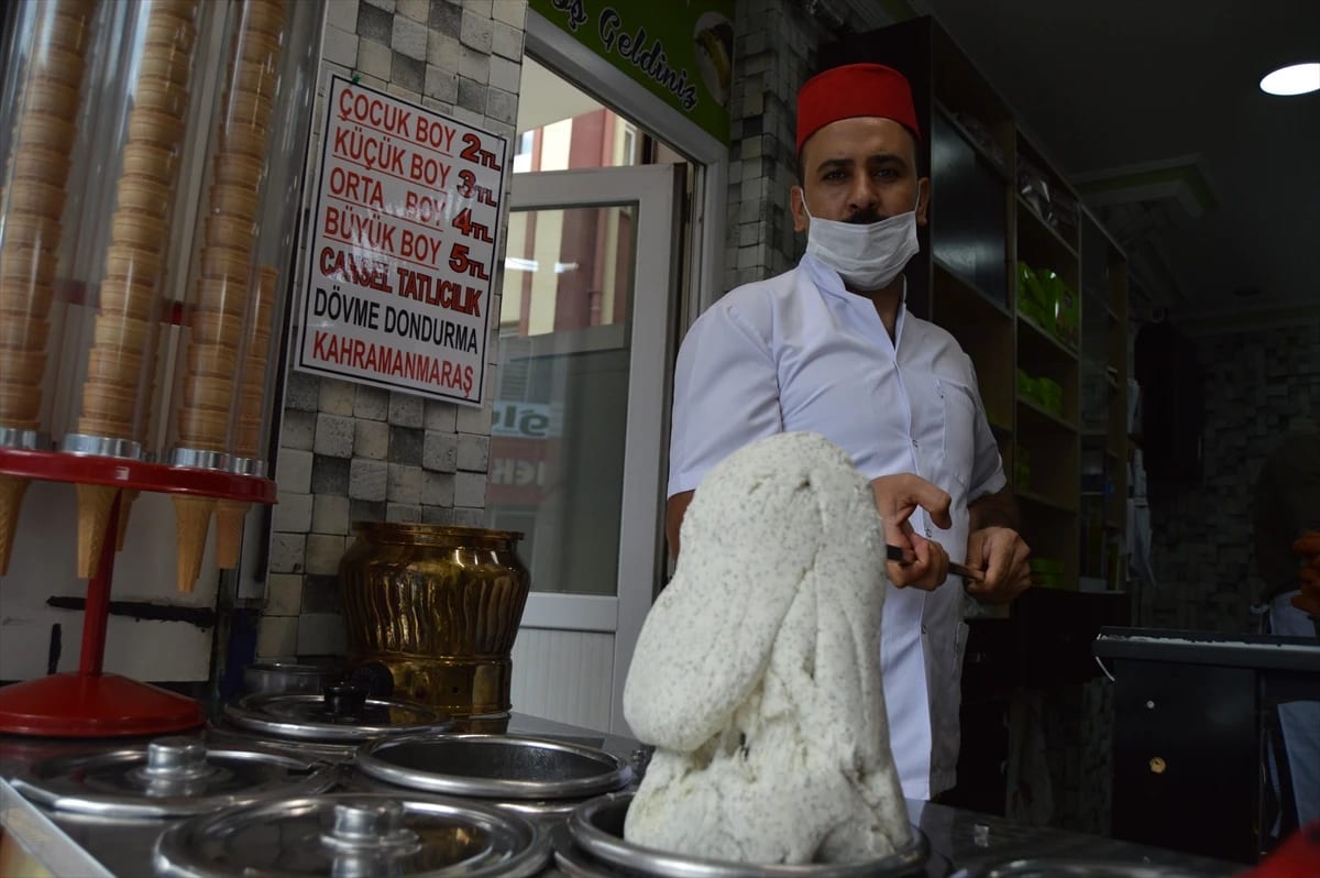 Afyonkarahisar’da “haşhaşlı dondurma” farklı tadıyla ilgi çekiyor