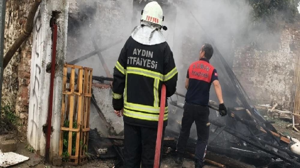 Çöpten bulduğu parfüm şişesi evi yaktı