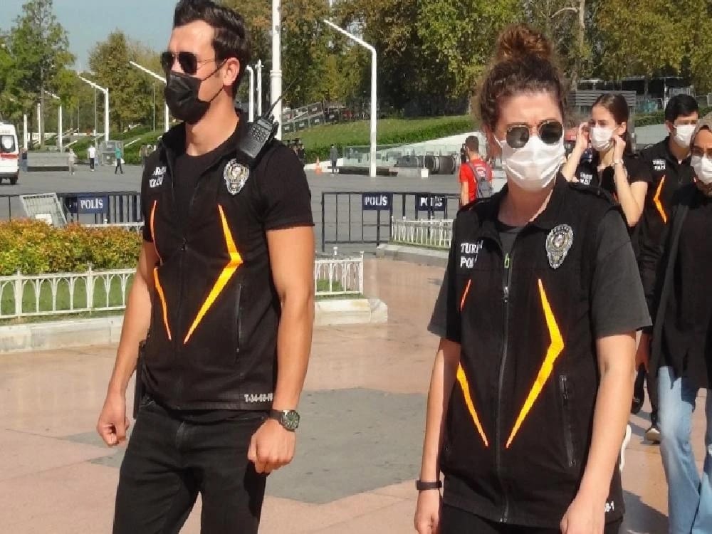 Taksim’de turistlere yönelik drone destekli korona virüs denetimi