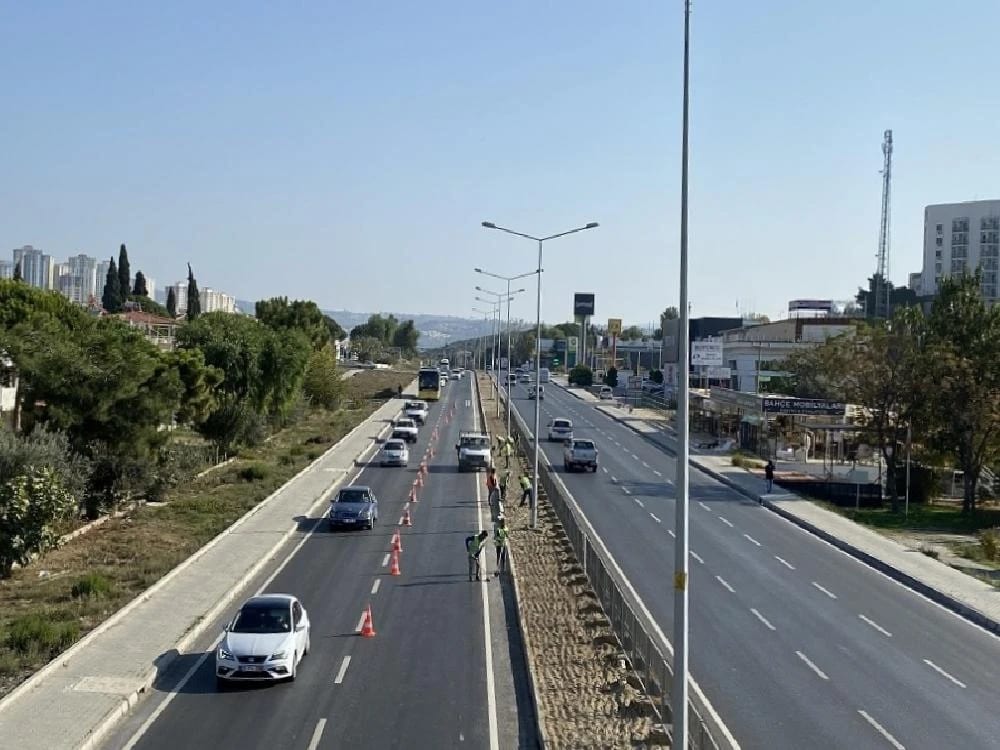Kuşadası çevre yolu refüj ve kavşaklarda peyzaj çalışması başladı