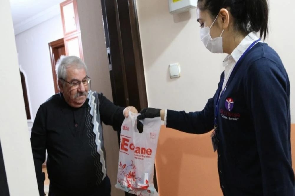Efeler Belediyesi evlerinde çıkamayan vatandaşlara yardımcı oluyor