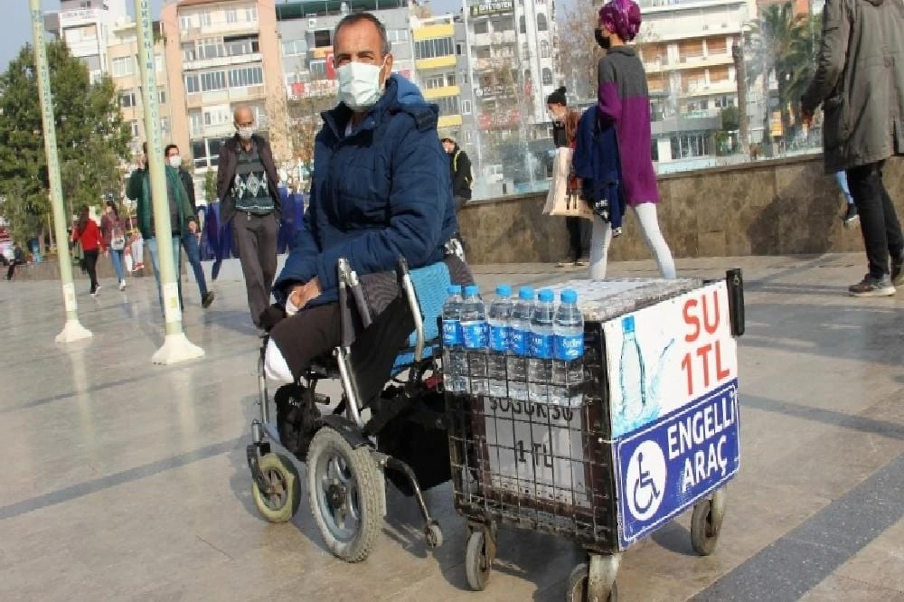 Protez bacak için su satıyor