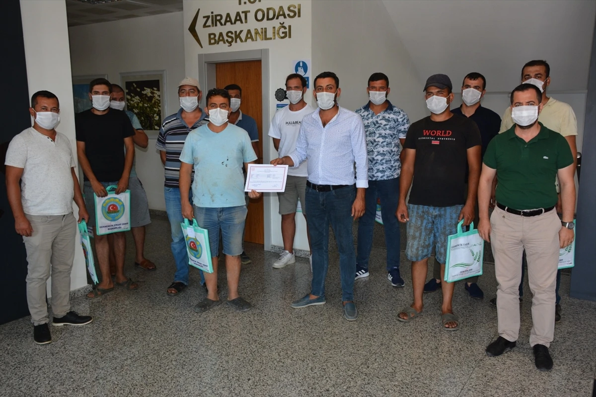Germencik’te Makineyle Pamuk Toplama Operatörlüğü Kursu’nu tamamlayanlar belgelerini aldı