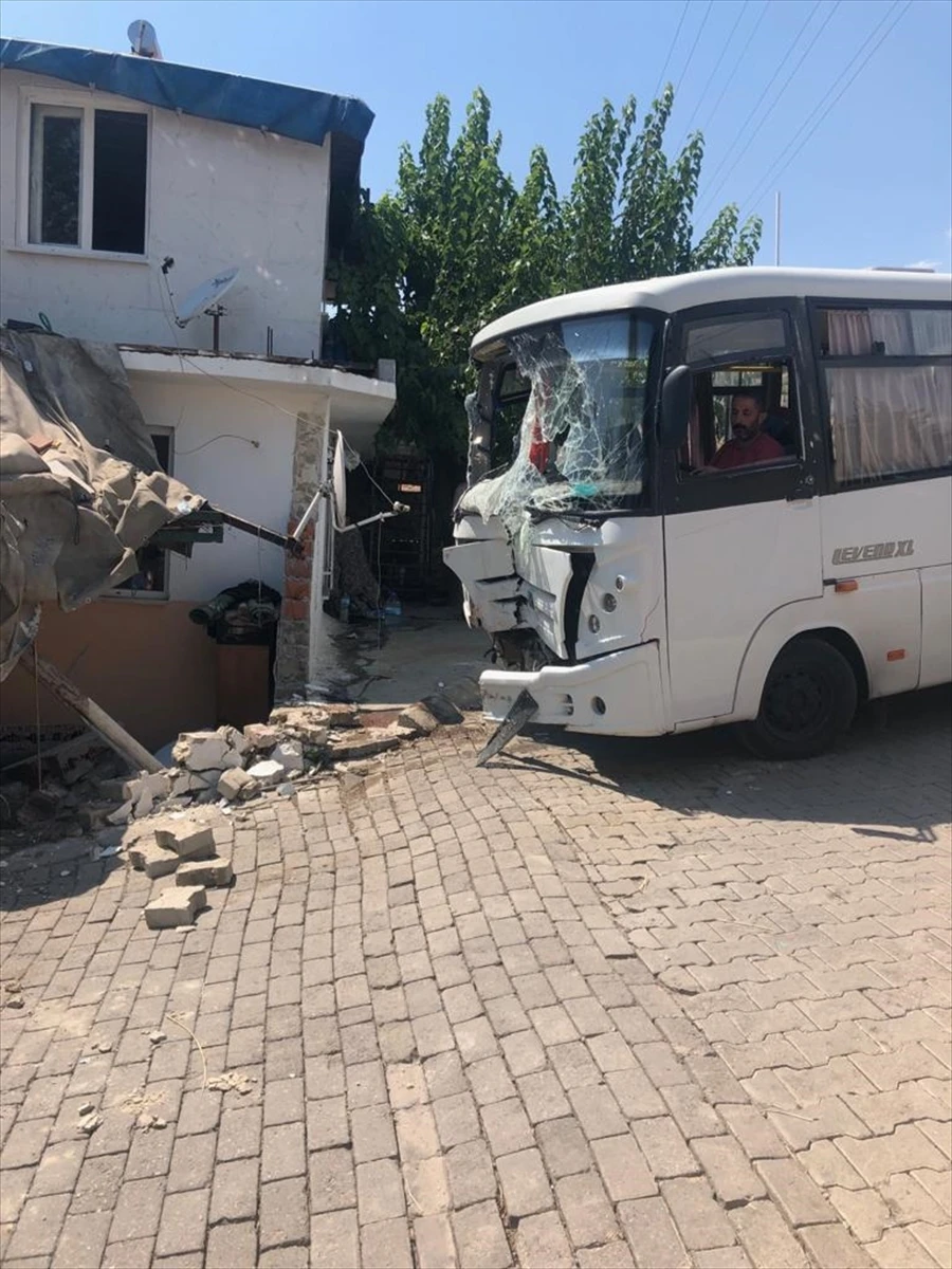 Aydın’da freni patlayan minibüs evin duvarına çarparak durabildi: 3 yaralı