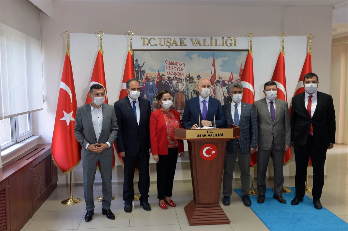 Bakan Karaismailoğlu, Uşak’ta kadın şoförün çalıştığı taksi durağını ziyaret etti
