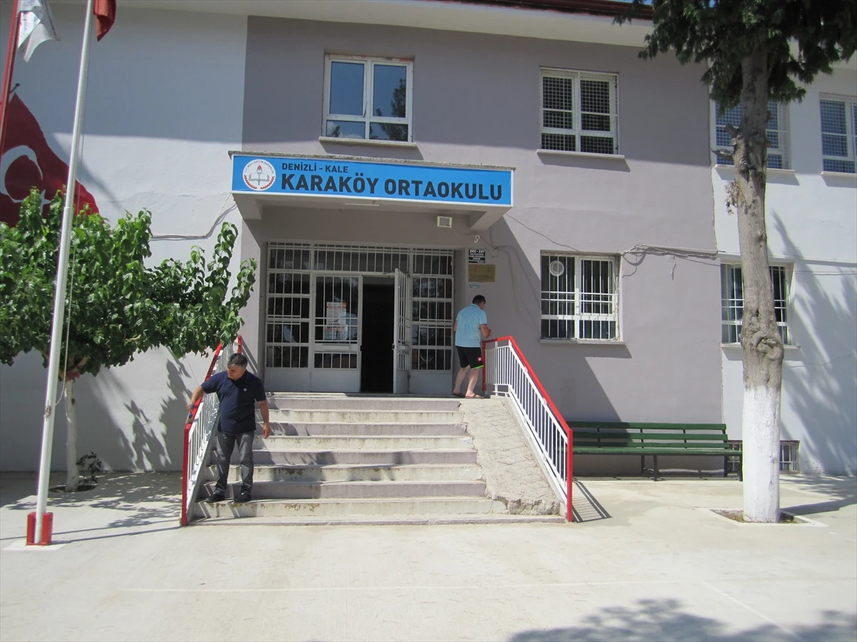 Kale’de öğretmenler daha temiz bir eğitim için okullarını boyadı