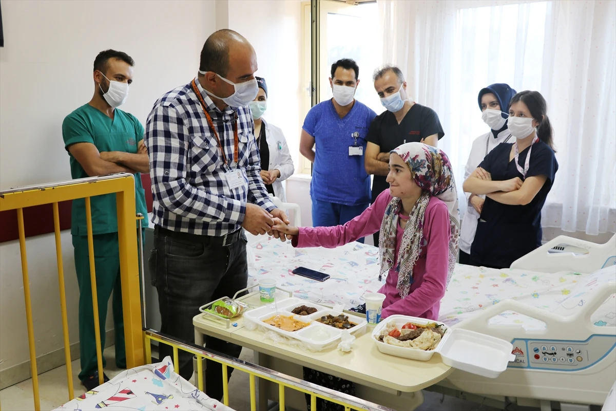 Mardinli 16 yaşındaki “kelebek hastası” ilk kez katı gıdayla beslendi