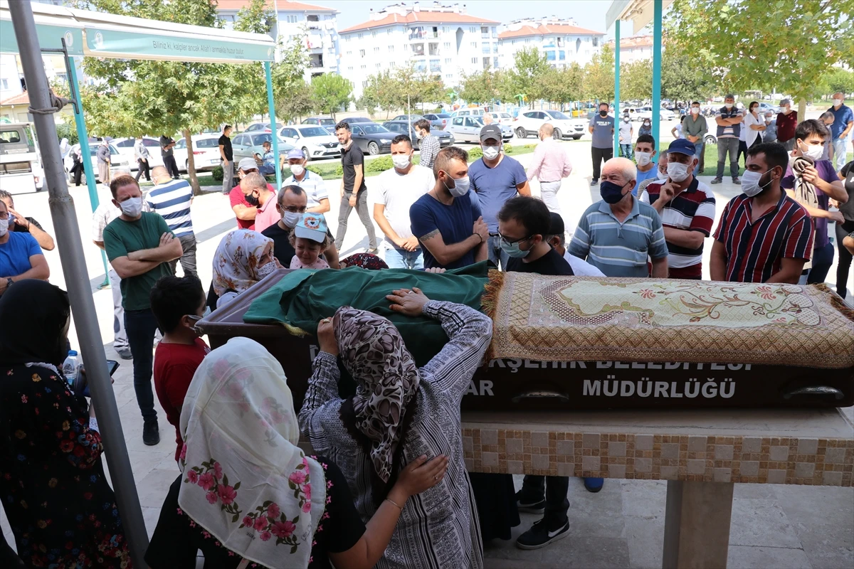 Denizli’deki kuruyemiş işletmesinde çıkan yangında ölen 2 işçi toprağa verildi