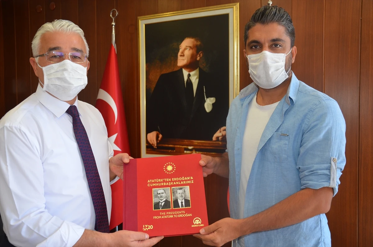 Aydın İl Emniyet Müdürü Ekici “Atatürk’ten Erdoğan’a Cumhurbaşkanlarımız” albümünü inceledi