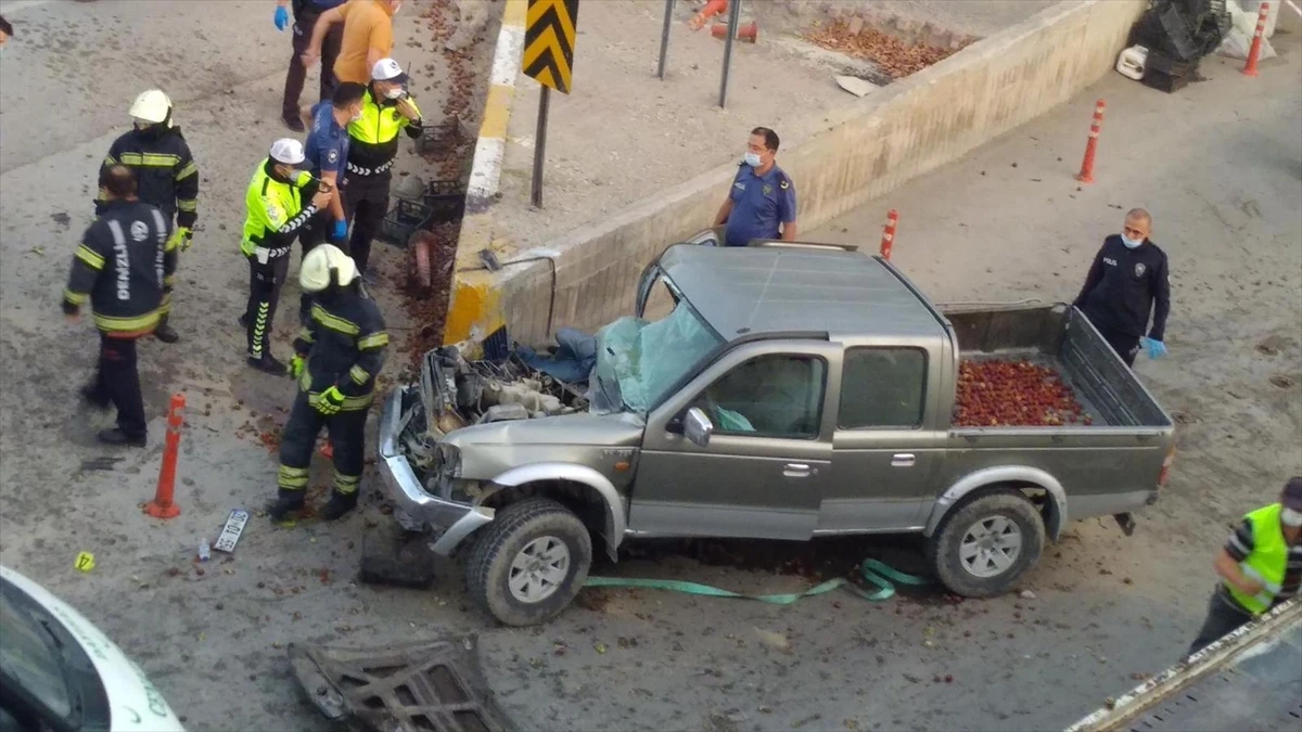 Denizli’de beton bariyere çarpan pikabın sürücüsü öldü