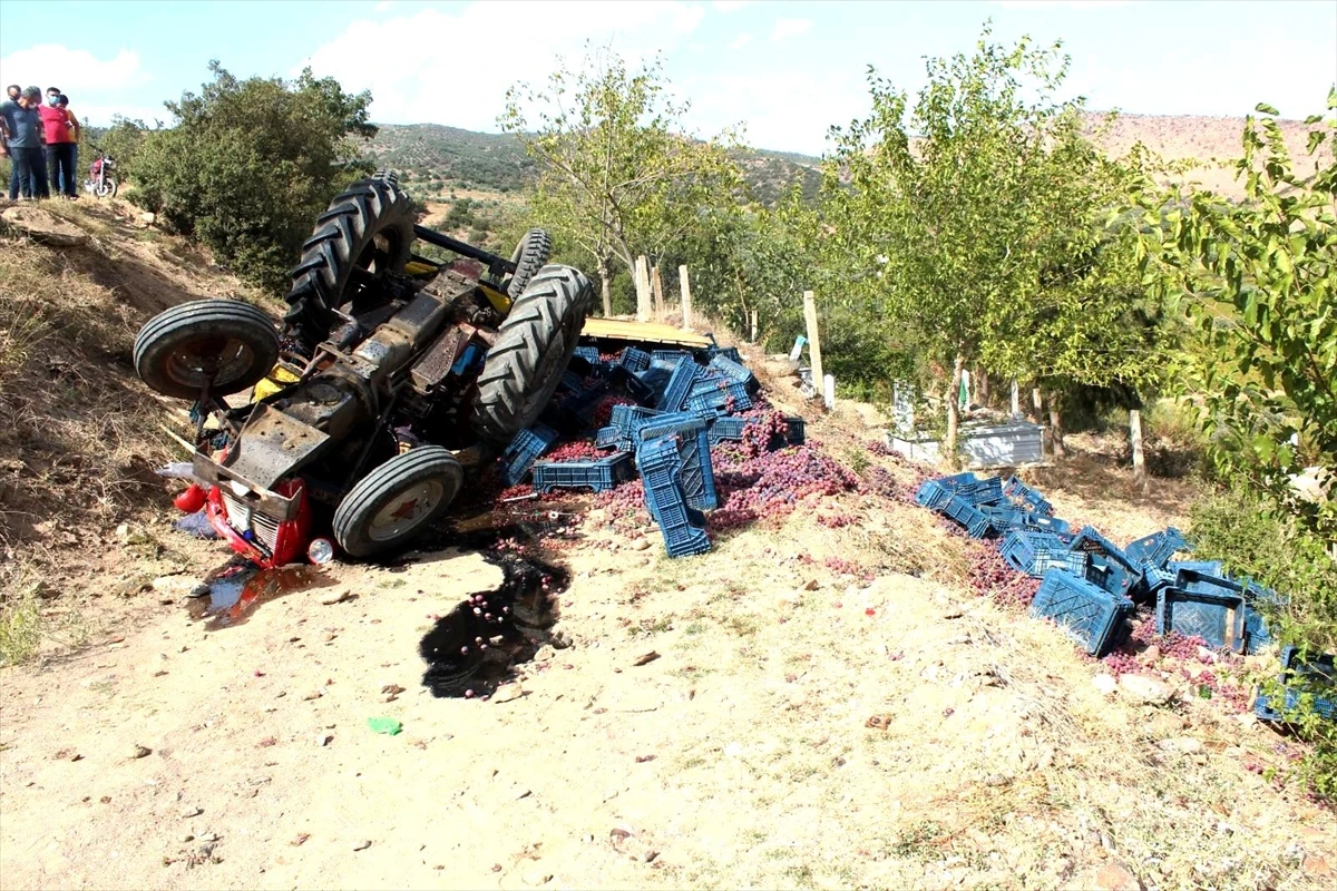 Manisa’daki traktör kazası baba ve oğlu yaralandı