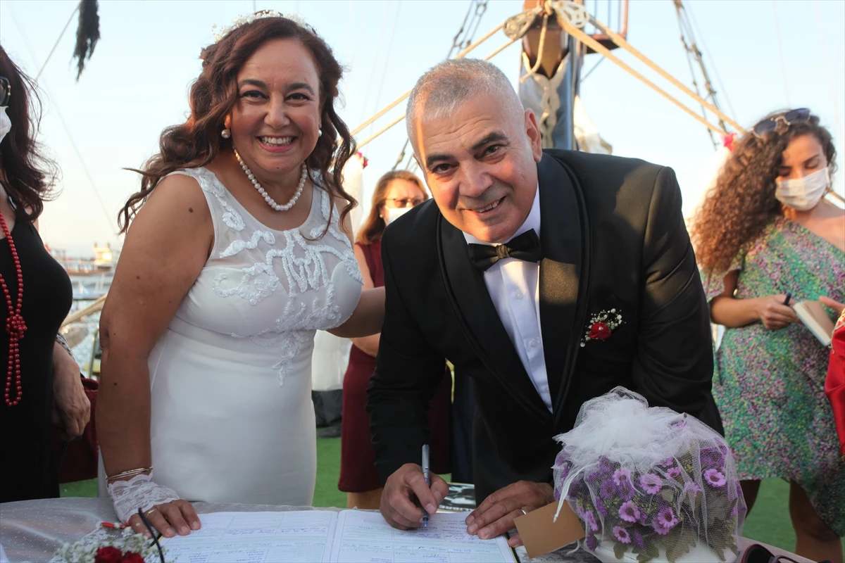 Gençliklerinde evlenemeyen çift 29 yıl sonra “evet” dedi
