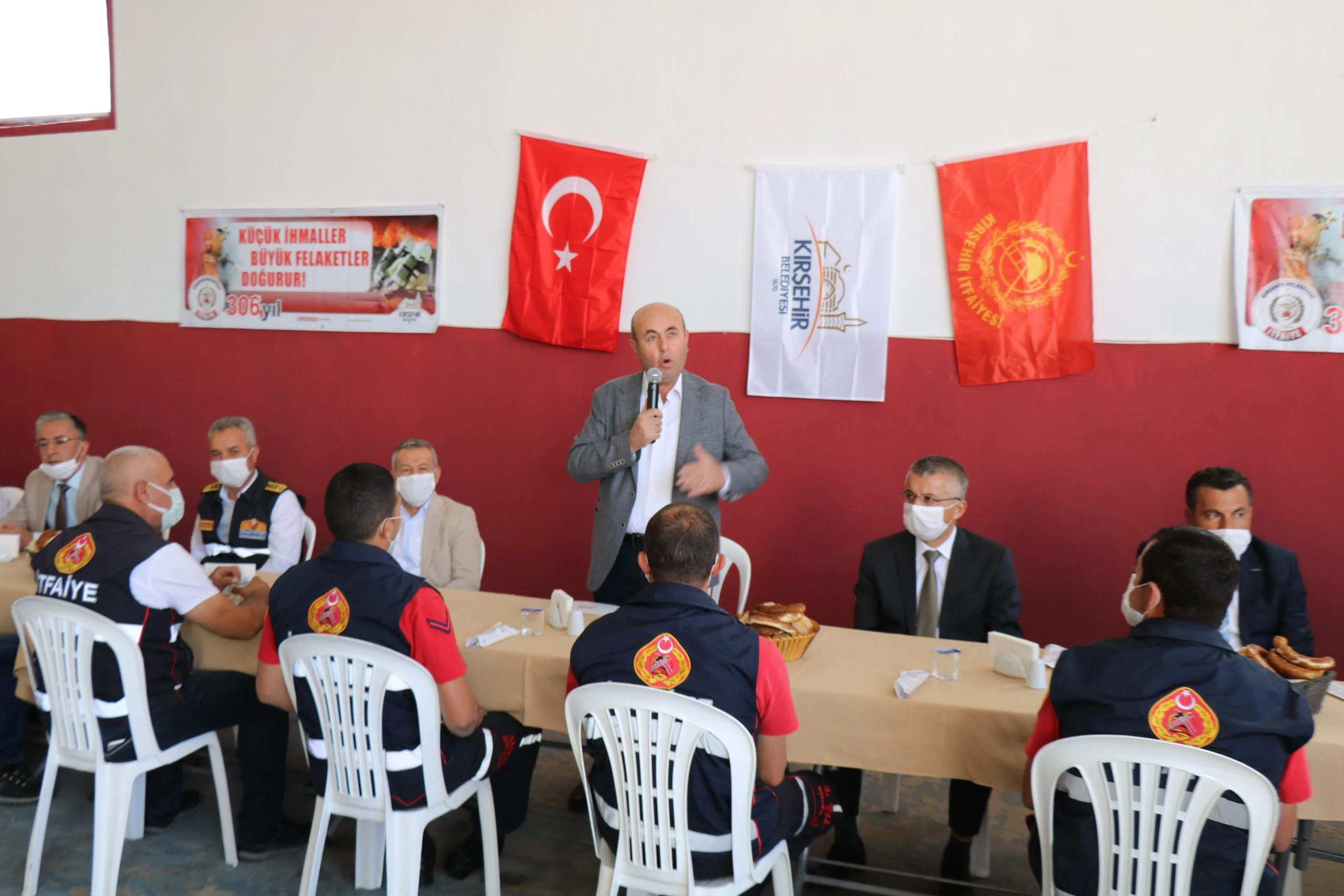 Yangında canını hiçe sayarak alevlerin ortasında yaralıları kurtaran itfaiye erine belediyeden ödül