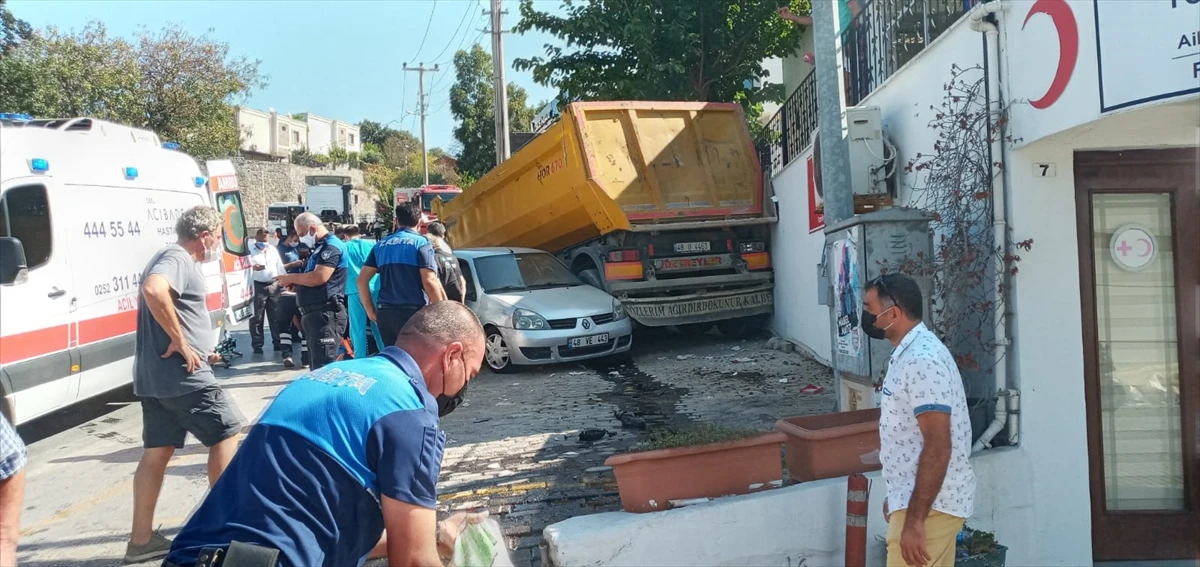 Bodrum’da yokuş çıkan tırdan ayrılan dorse, otomobillere ve iş yerine çarptı: 1 yaralı