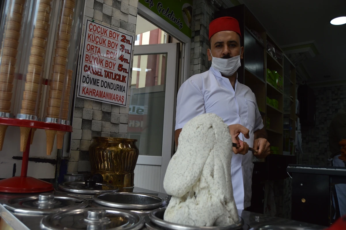 Afyonkarahisar’da “haşhaşlı dondurma” farklı tadıyla ilgi çekiyor