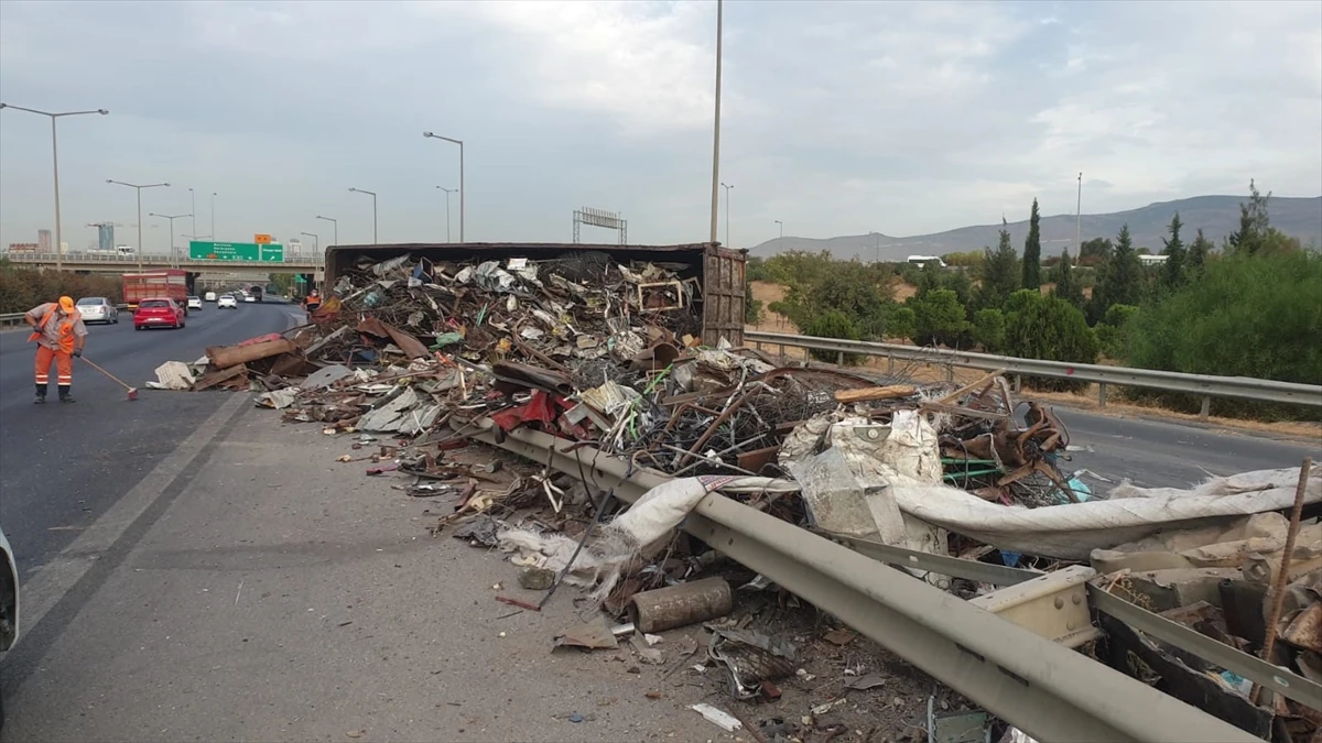 İzmir’de hurda yüklü tır devrildi : 1 yaralı