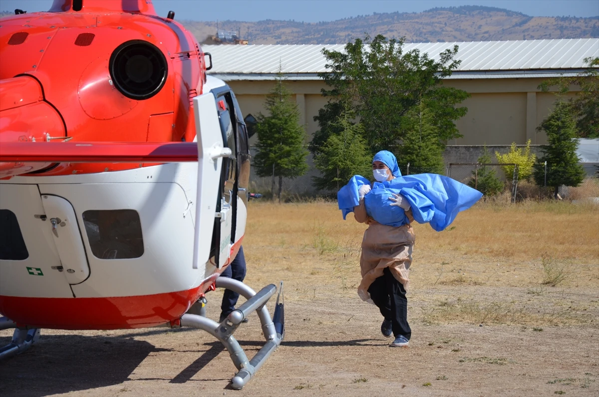 Manisa’da üzerine sıcak su dökülen bebek, ambulans helikopterle İzmir’e götürüldü