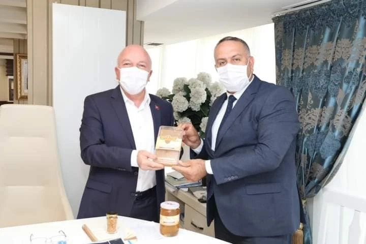 Başkan Sekmen’e organik bal hediye ettiler