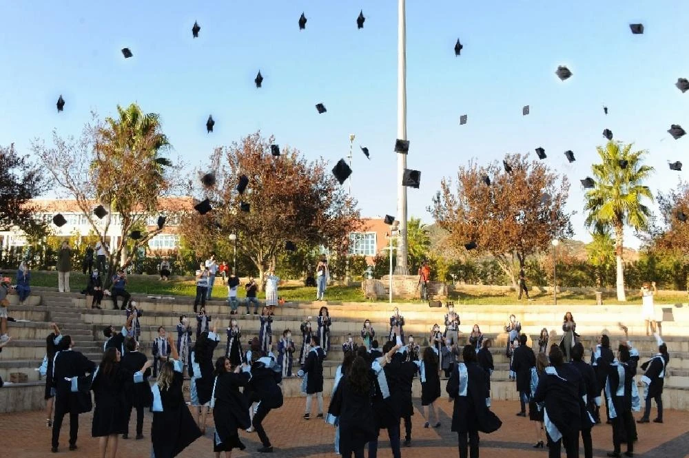 ADÜ Diş Hekimliği Fakültesi mezuniyet ve yemin töreni gerçekleşti