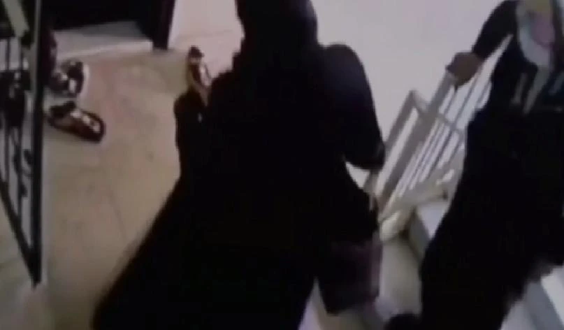 Ayakkabı hırsızı iki kadın güvenlik kameralarına yakalandı