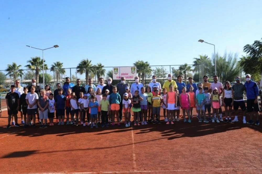 Başkan Atabay tenis şenliğine katıldı